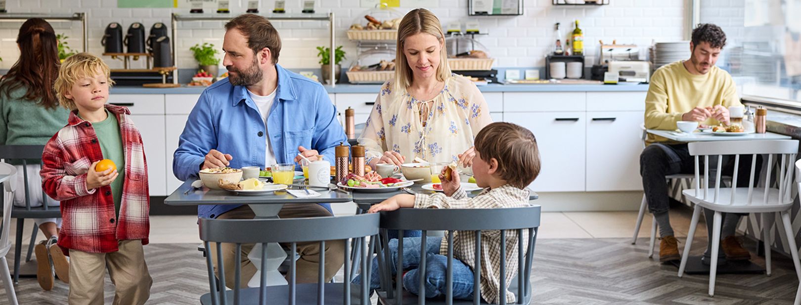 一家四口围坐在桌前享用早餐